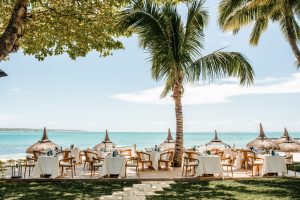 Oceanfront dining at a Mauritius luxury resort © Kerzner International